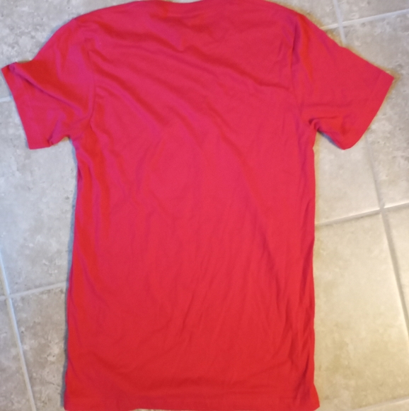 New Short Sleeve Crew Neck Red Tee w/ Gold Graphic - Picture 2 of 4
